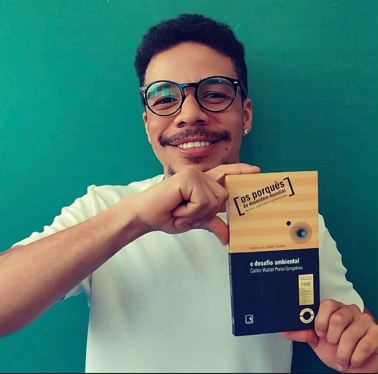 Leoncioberllem com livro sobre desordem mundial e desafio ambiental