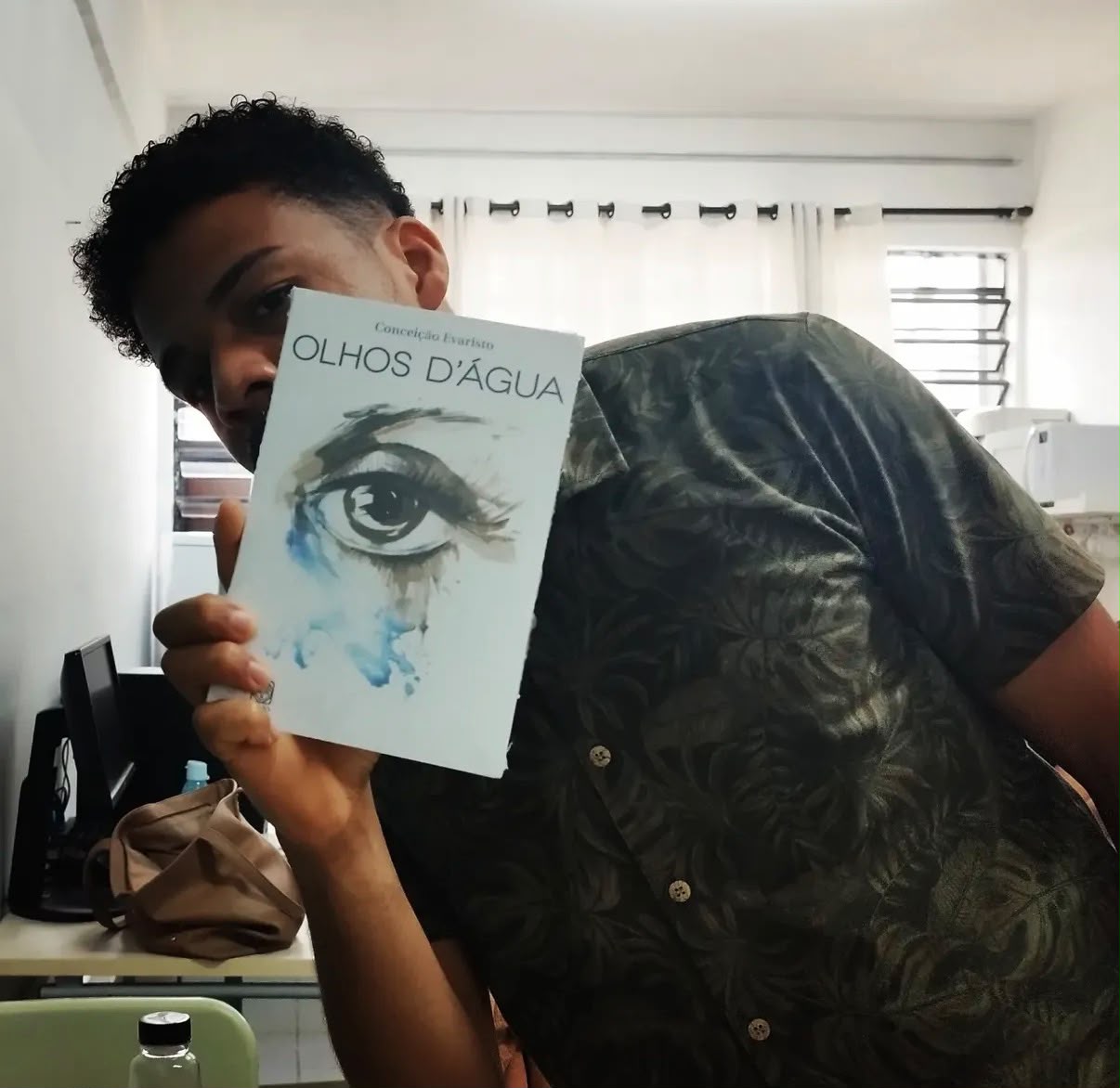 Leoncioberllem apresentando o livro Olhos d’Água, de Conceição Evaristo