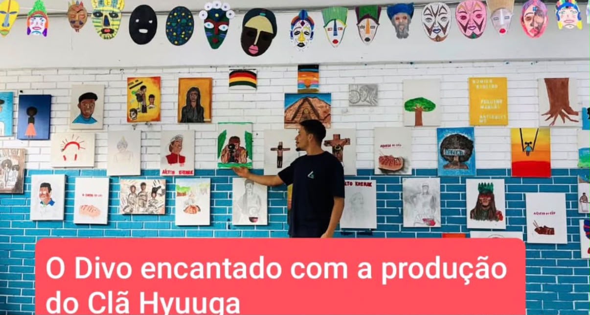 Leoncioberllem apresentando uma exposição escolar com máscaras, pinturas e produções dos estudantes